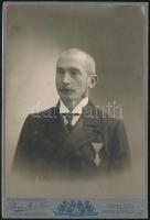 1909 A Ferenc József-rend lovagkeresztjével kitüntetett férfi portréja, kabinetfotó Stern M. és Fia (Trencsén, Trencsénteplic) műterméből, a hátoldalon datálva, 16,5x11 cm