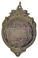 1939. "Magyar Labdarúgók Déli Alszövetsége 1926" kétoldalas, jelzett Ag díjérem füllel, "Délmagyarország Bajnokságáért 1938-39" gravírozással, és "SGA" gyártói jelzéssel. A Déli Alszövetség Csabai alosztályát a Békéscsabai Törekvés (a mai Békéscsabai Előre) nyerte, az Alszövetségi Döntőben pedig a Szegedi Alosztály győztesével, a szegedi illetőségű Kitartás Egyetemi AC csapatával nézett szembe. A KEAC névválasztás nem véletlen: a klub a trianoni békeszerződés után Szegedre költöző Kolozsvári Egyetem csapata volt. Az oda-visszavágós párharcot a KEAC végül simán, 4-0-ra és 3-2-re nyerte. 1940-ben Észak-Erdély visszacsatolása az egyetemet is érintette, az intézmény kettévált, egy része visszaköltözött Kolozsvárra, a másikból pedig megalakult a későbbi Szegedi Tudományegyetem. Az egyetem labdarúgócsapata ugyanakkor maradt Szegeden (a visszaköltöző intézményrész újjáalakította a klubot Kolozsvárott), 1940-től Szegedi Egyetemi AC (SZEAC) néven versenyzett, bár a Rákosi-korszak névváltozásai nem kerülték el. 1953-ban megszűnt az NB I-es Szegedi Honvéd, a helyét pedig az éppen Szegedi Haladás néven futó egyetemi klub vette át, ezzel történetük során először az élvonalban indulhattak. A SZEAC nevet 1956-ban vették vissza, majd 1969-től a Szegedi Egyetemi és Olajipari SC (SZEOL SC) nevet viseli. 1956 és 1965 között egy kivétellel végig az NB I-ben vitézkedtek, majd 1965 után ingáztak az I. és a II. osztály között. 1976-ban egyesült a Szegedi AK csapatával, ezzel az önálló egyetemi klub megszűnt. (47,43g/0.800/65x47mm) T:XF patina