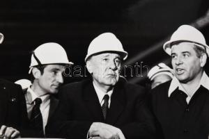 cca 1980, 18 darab Kádár Jánost ábrázoló fotó, gyárlátogatáson, ünnepségeken, kissé hullámos, 13x18 ...