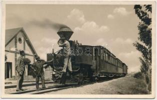 1936 Kecskemét-Bugac, Kecskeméti Gazdasági Vasút puszta vasútállomás, gőzmozdony vontatta favázas keskeny nyomközű személykocsik (szakadás / tear)