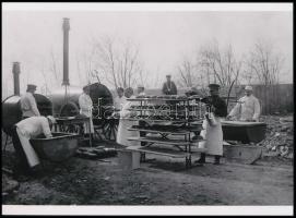 cca 1916 Katonai pékség az I. világháborúban, 1 db modern nagyítás, jelzés nélkül, "Kankovszky's Hungarian Presse Photographie" sajtófotó ügynökség hagyatékából (kapott csereképek gyűjteményéből), 15x21 cm