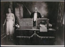 cca 1900 "A fűrész bűvész attrakciója: hölgyeim, a vastag derék eltávolítható!", 1 db modern nagyítás, jelzés nélkül, 15x21 cm