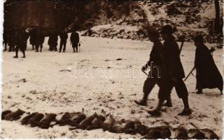 1932 Brassó, Kronstadt, Brasov; vadászat télen, vadászok / hunting in winter, hunters. photo (non PC) (EK)