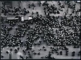 ca 1930 New York, Margaret Bourke-White (1904-1971) amerikai fotóriporter és fotóművész felvétele (Kalapok), 1 db modern nagyítás a néhai Népművelési Intézet fotóművészeti referensének gyűjteményéből, ?A fotóművészet egyetemes története? című előadásának anyagából, jelzés nélkül, 15x21 cm