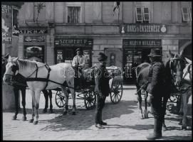 cca 1910 Temesvár, várakozók napsütésben, 1 db modern nagyítás, jelzés nélkül, 15x21 cm