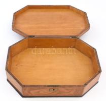 Lévai Z. jelzéssel: Mulatozókat ábrázoló intarziás doboz, kis sérüléssel, kulcs nélkül, 34x24 cm