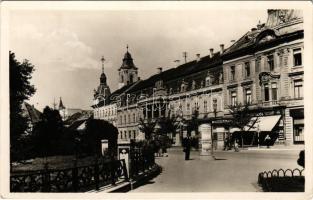 Kolozsvár, Cluj; Mátyás király téri részlet, templom, üzletek. Margit fényképészet / square, church, shops (EK)