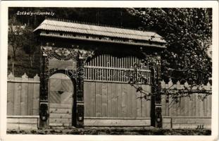 1941 Székelyudvarhely, Odorheiu Secuiesc; Székelykapu, erdélyi folklór. Kováts István felvétele / Transylvanian wood carved gate, folklore (EK)