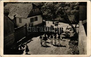 Lövéte, Lueta; népviselet, falubeliek, utca / villagers, folk costume, street (EB)