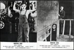 cca 1989 előtt készült jelenetfotók Charlie Chaplin három filmjéről, 13 db vintage produkciós filmfotó (vitrinfotó, lobbyfotó) ezüst zselatinos fotópapíron, a használatból eredő (esetleges) kisebb hibákkal, 18x24 cm