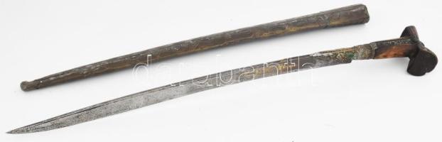 Jatagán. Balkán vagy oszmán, cca 19. sz., restaurálással, sérüléssel, hüvelyben, teljes h: 75 cm