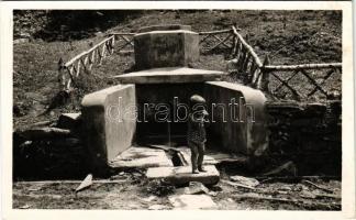 1943 Radnaborberek, Valea Vinului; Széchenyi forrás kisgyerekkel / mineral water spring with child