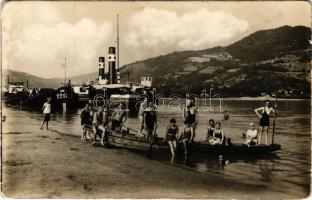 Orsova, Magyar színészek megérkeznek a Dunapartra csónakban, gőzhajó / Hungarian actors and actresses arriving on the Danube, boat, shop. photo (EK)