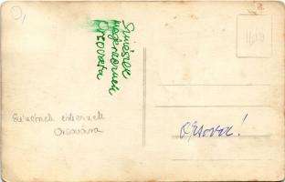 Orsova, Magyar színészek megérkeznek a Dunapartra csónakban, gőzhajó / Hungarian actors and actresse...