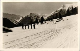 1943 Borsafüred, Borsa; A Magyar Sí Szövetség "Olimpia lesiklóverseny pályájának" egyik részlete, háttérben a Radnai havasok, síelők, téli sport. Déván István felvétele / Olympic downhill ski resort, skiers, winter sport, Muntii Rodnei