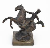 Jelzés nélkül: Huszár. Bronz szobor, márvány talapzaton, m: 17,5 cm