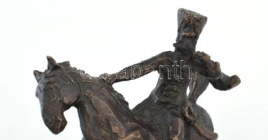 Jelzés nélkül: Huszár. Bronz szobor, márvány talapzaton, m: 17,5 cm