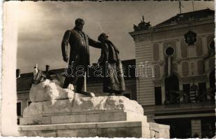 1942 Zilah, Zalau; Wesselényi szobor újjáavatása, háttérben angyalos magyar címer / statue, Hungarian coat of arms. photo + "1942 Zilah A Wesselényi Szobor újjáavatása" So. Stpl