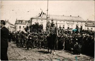 1940 Nagyvárad, Oradea; bevonulás / entry of the Hungarian troops. photo + "1940 Nagyvárad visszatért" So. Stpl. (ragasztónyom / glue marks)