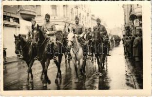 1940 Nagyvárad, Oradea; bevonulás, lovas katonák (Szabó József őrnagy, Depold Miklós ezredes) / entry of the Hungarian troops, soldiers on horses. photo