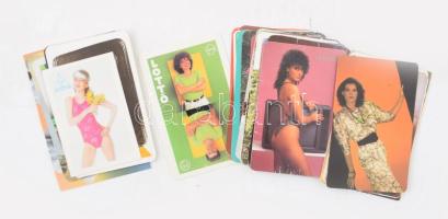 31 db hölgyeket ábrázoló kártyanaptár, vegyes állapotban