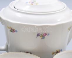 Zsolnay 17 darabos összeállítás, közte Pillangó mintás kisváza, emlékpohár, kiöntők, stb, közte lepa...