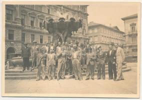 1934 Milano, Román nemzeti labdarúgó válogatott Csehszlovákia elleni felkészülés előtt, focisták a szökőkút előtt / Romanian national football team, sport photo (8,8 x 6 cm) (ragasztónyom / gluemark)