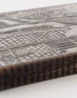 W. N. jelzéssel: Lengyel városrészlet (falikép). Domborított fémlemez, fa alapon, hátoldalán címkéve...