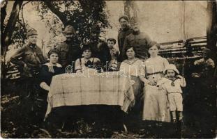 1917 Moldovita, Rusii Moldovita, Russisch Moldawitza; katonák, nők, gyerekek a szabadban / WWI K.u.K. soldiers with women and children outdoors. photo (fa)