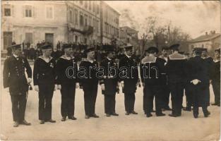 Pola, Pula; Osztrák-magyar haditengerész ünnepség, matrózok kitüntetése a téren / K.u.k. Kriegsmarine / Austro-Hungarian Navy celebration, honoring of the mariners. photo (EK)