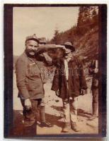 Régi szürkeárnyalatos fénykép parasztot kigúnyoló katonákról