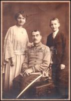 cca 1910-1920 Családi portré, kartonra kasírozott fotó Schmidt Ede budapesti műterméből, kartonon tö...