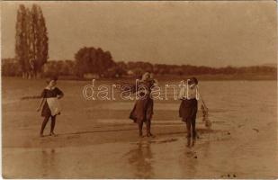 1918 Balatonszárszó, lányok, vízpart. photo