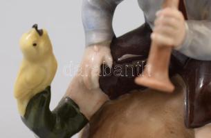 Zenélő fiú madárral. Régi német porcelán figura, kézzel festett, sorszámozott, m: 12 cm