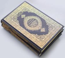 A Kegyes Korán. A Fahd Király nevét viselő, a Kegyes Korán nyomtatására alapított Komlexum. Kiadói aranyozott egészvászon-kötés. + Translation of the meanings of the Noble Qur'an in the English language by Dr. Muhammad Taqi-ud-Din al Hilali and Dr. Muhammad Muhsin Khan. Madinah, King Fahd Glorious Qur'an Printing Complex. Kiadói aranyozott egészvászon-kötés.