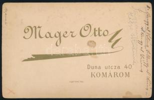 1893, Három fiatal nő, kezükben fényképpel, könyvvel. Keményhátú fotó, Mager Otto komáromi műtermébő...