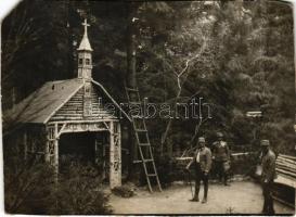 Béke kápolna a Bucsecs-hegységben, az Arsa hegycsúcson, "emelte 1917 május Steiner B. főhadnagy századja", K.u.k. katonák / WWI Austro-Hungarian military, field chapel on Piatra Arsa (Muntii Bucegi), soldiers. photo (vágott / cut)