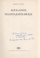 Mendöl Tibor: Általános településföldrajz. (Dedikált.) Budapest, 1963. Akadémiai Kiadó (ny.) 567 + [1] p. Egyetlen kiadás. Dedikált: "Dr. Major Jenőnek kollegiális szíves üdvözlettel és köszönettel: Mendöl Tibor. Budapest, 1963. okt. 3." Mendöl Tibor (1905-1966) geográfus, egyetemi tanár szövegközti ábrákkal, alaprajzokkal, városvázlatokkal gazdagon illusztrált településföldrajzi munkája a téma alapvető, közérthető nyelven megírt, történeti és strukturális monográfiája, amely a házak, telkek kialakításától az utcák típusain keresztül eljut a települések szintjéig. Prov.: Major Jenő (1922-1988) településtörténész, földrajztudós, urbanisztikai szakíró. Aranyozott kiadói egészvászon kötésben, színes, illusztrált, enyhén sérült kiadói borítóban. Jó példány.