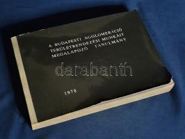 A budapesti agglomeráció területrendezési munkáit megalapozó tanulmány. Kidolgozta a BME Városépítési Tanszéke. Budapest, 1978. Budapest Főváros Tanácsa VB. Városrendezési és Építészeti Főosztálya [ny. n.] [4] + 233 levél. + 12 t. Haránt alakú kötet. Egyetlen kiadás. A belső használatra készült, könyvkereskedelmi forgalomba nem került tanulmány az urbanizáció és az agglomerizálódás társadalmi jelenségei mögötti gazdasági, népgazdasági és szociológiai kérdéseket feszegeti, majd kijelöli a városfejlesztés követendő elveit. A BME Városépítési Tanszékének kollektív munkájával készült tanulmánygyűjtemény szemléletváltást sürget, becslése szerint ugyanis a fővárosba és vonzáskörzetébe költözés felgyorsulásával Budapest lakossága 1990-re 2,1500,00-2,979,000 fő körülire növekedhet, ez pedig közigazgatási szempontból kezelhetetlen, népgazdasági szempontból aránytalan, környezetvédelmi szempontból pedig aggályos helyzethez vezethet. Az utolsó levelek felső sarkán apró gyűrődés. Fűzve, kiadói borítóban, nagyon ritka.