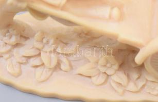 cca 1950, Riksahúzó. Kínai bakelit figura, 14x8,5 cm