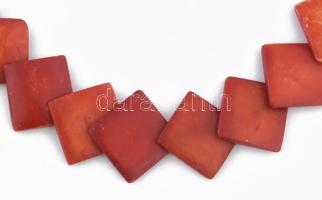 Pirosra festett elemekből álló nyaklánc, h: 60 cm