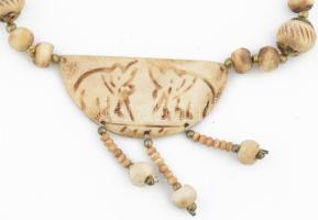 Csont nyakék, faragott medál résszel, h: 60 cm