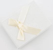 Virágkosár alakú kitűző, kék kövekkel, díszdobozban, cca 5x6 cm