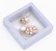 2 darab kitűző, gyöngyös díszítéssel, díszdobozban