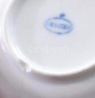 3 db Meisseni porcelán mokkás csésze, 4 db aljjal. Máz alatti kék festéssel, jelzett, kisebb sérülés...