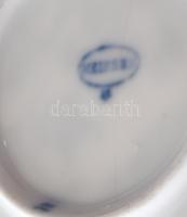 3 db Meisseni porcelán mokkás csésze, 4 db aljjal. Máz alatti kék festéssel, jelzett, kisebb sérülés...