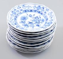 12 db Meisseni porcelán süteményes tányér Máz alatti kék festéssel, jelzett, kisebb kopásokkal d: 17 cm