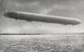 Zeppelin léghajó repülés közben, Zeppelin Luftschiff im Fluge
