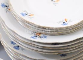 cca 1931-1945 Kahla étkészlet 18 darabja, jelzett, kopással