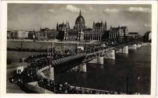 Budapest, Kossuth híd, Országház. A romokból újjáéledő Budapest első állandó hídja 1946. január 18.